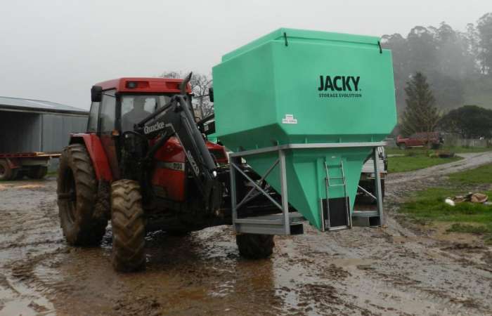Jacky bin on tractor